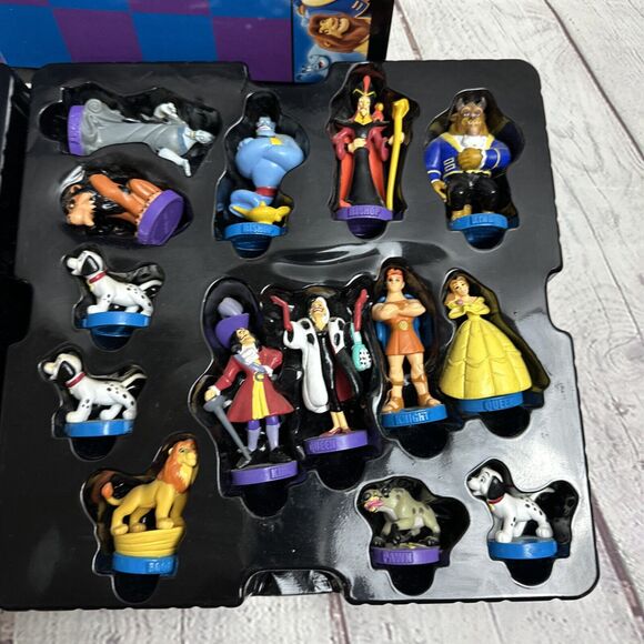 Disney Chess Set Collectors Edition Heroes & Villains Hand Painted Pieces 2004 - Picture 4 of 8